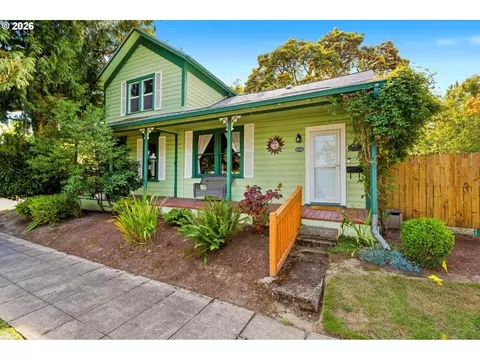 1046 NE 2nd St, Mcminnville, OR 97128