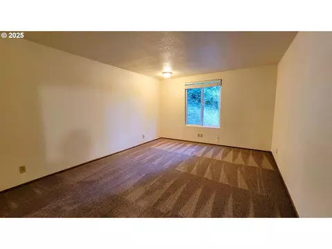Bedroom - 35853595 Emerald St, Eugene, OR 97405 photo 1 of 4