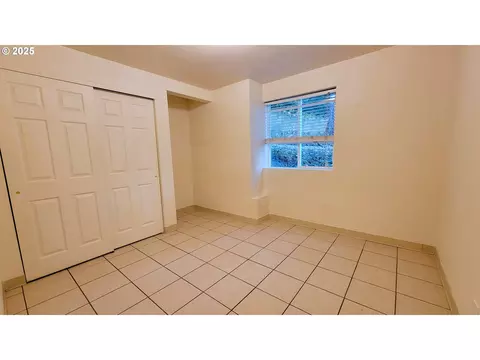 Bedroom - 35853595 Emerald St, Eugene, OR 97405 photo 4 of 4