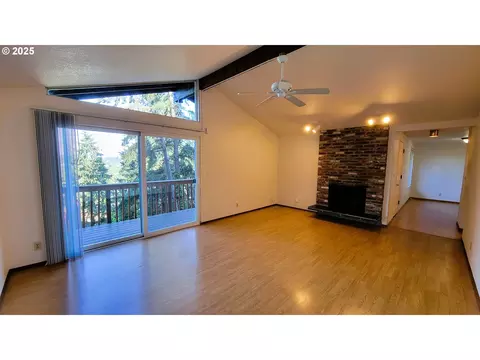 Living - 35853595 Emerald St, Eugene, OR 97405 photo 2 of 3