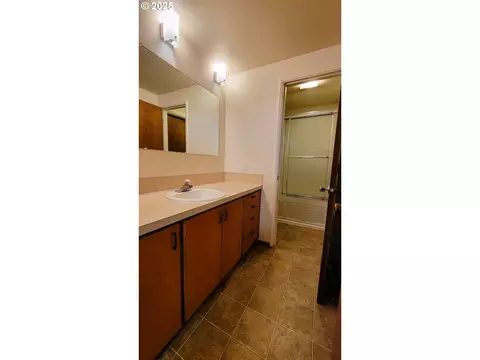 Bath - 35853595 Emerald St, Eugene, OR 97405 photo 1 of 2