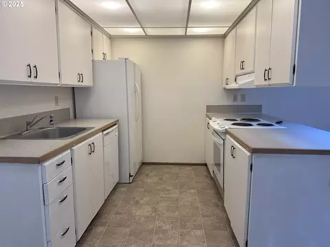 Kitchen - 35853595 Emerald St, Eugene, OR 97405 photo 1 of 1
