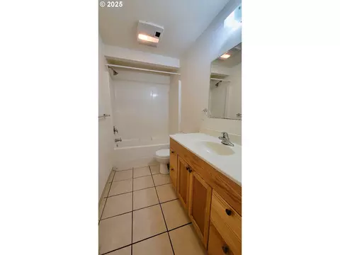 Bath - 35853595 Emerald St, Eugene, OR 97405 photo 2 of 2