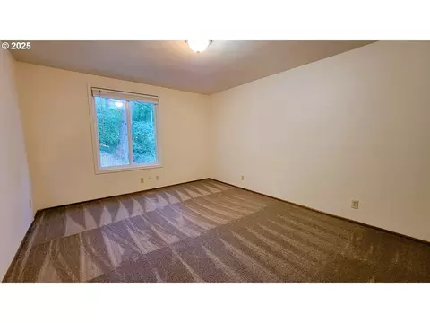 Bedroom - 35853595 Emerald St, Eugene, OR 97405 photo 2 of 4