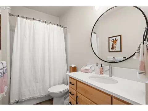 Bath - 367 Rustic Pl, Eugene, OR 97401 photo 4 of 4