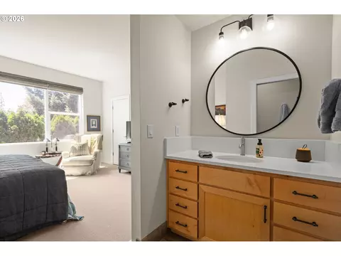Bath - 367 Rustic Pl, Eugene, OR 97401 photo 3 of 4