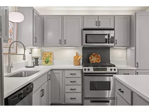 Kitchen - 367 Rustic Pl, Eugene, OR 97401 photo 6 of 8