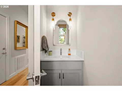 Bath - 367 Rustic Pl, Eugene, OR 97401 photo 1 of 4