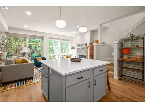 Kitchen - 367 Rustic Pl, Eugene, OR 97401 photo 8 of 8