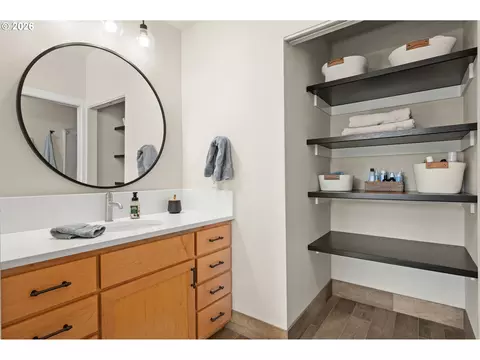 Bath - 367 Rustic Pl, Eugene, OR 97401 photo 2 of 4