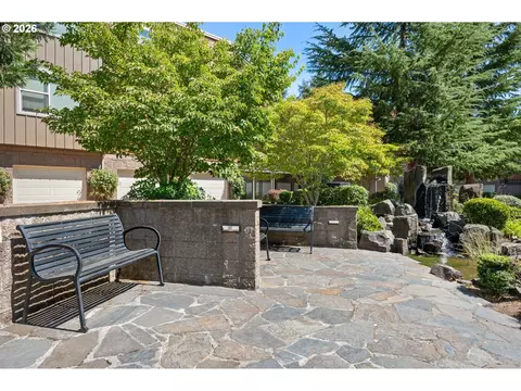 Exterior - 367 Rustic Pl, Eugene, OR 97401 photo 2 of 4