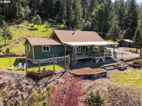 1633 Pine Ridge Dr, Glide, OR 97443 photo 1