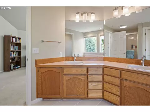Bath - 1798 Duke Ct, Eugene, OR 97401 photo 3 of 5
