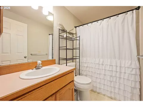 Bath - 1798 Duke Ct, Eugene, OR 97401 photo 5 of 5