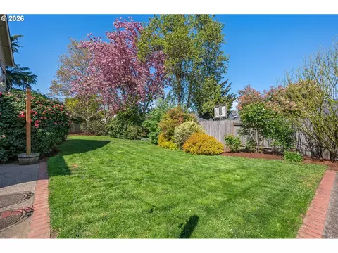 Exterior - 1798 Duke Ct, Eugene, OR 97401 photo 7 of 11