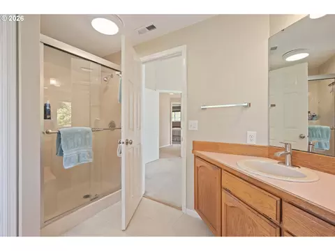 Bath - 1798 Duke Ct, Eugene, OR 97401 photo 4 of 5