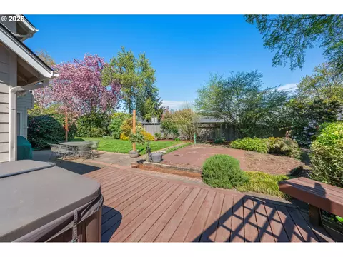 Exterior - 1798 Duke Ct, Eugene, OR 97401 photo 6 of 11