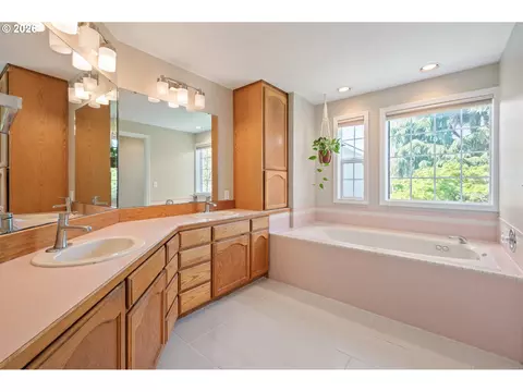 Bath - 1798 Duke Ct, Eugene, OR 97401 photo 2 of 5