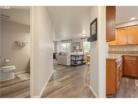 Entry Way - 1798 Duke Ct, Eugene, OR 97401 photo 2 of 4