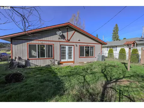 47696 Beaver St, Oakridge, OR 97463