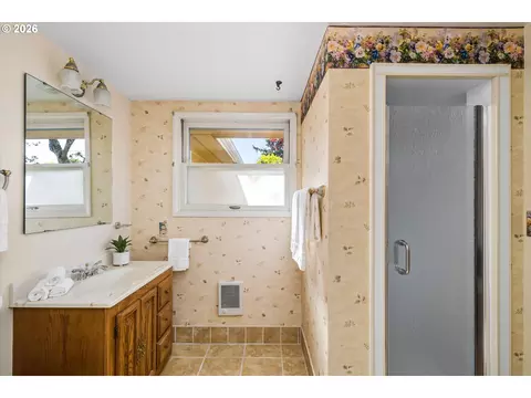 Bath - 334 Van Duyn St, Eugene, OR 97401 photo 1 of 2