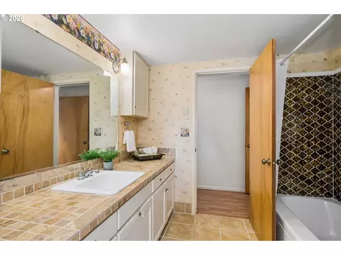 Bath - 334 Van Duyn St, Eugene, OR 97401 photo 2 of 2
