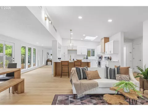 Living - 1745 23rd Ave, Longview, WA 98632 photo 1 of 6