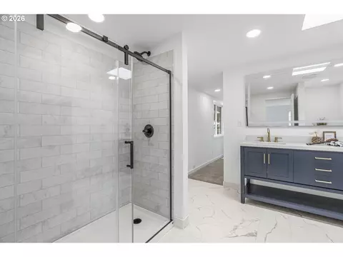 Bath - 1745 23rd Ave, Longview, WA 98632 photo 1 of 3