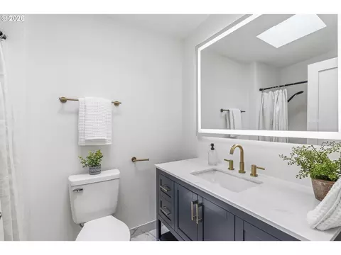Bath - 1745 23rd Ave, Longview, WA 98632 photo 2 of 3
