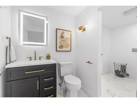 Bath - 1745 23rd Ave, Longview, WA 98632 photo 3 of 3