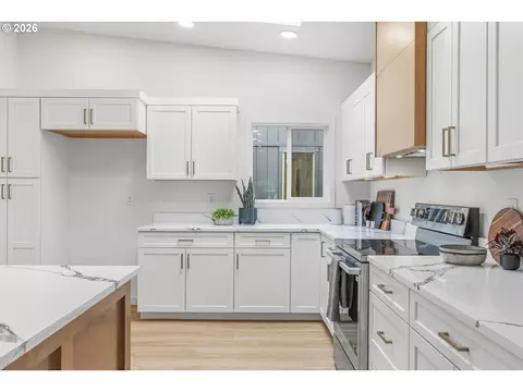Kitchen - 1745 23rd Ave, Longview, WA 98632 photo 2 of 5