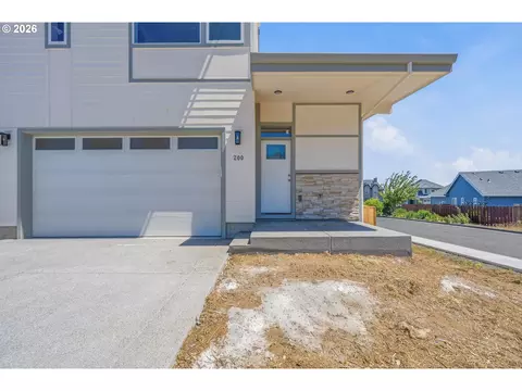 200 Black Hawk Ct, Columbia City, OR 97018