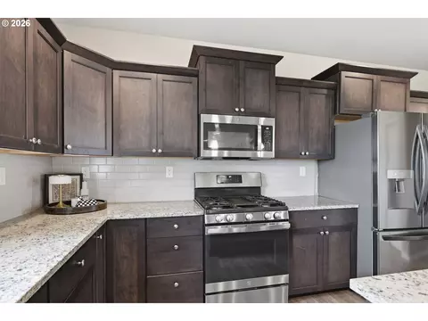 Kitchen - 5286 Squirrel St, Springfield, OR 97478 photo 7 of 9