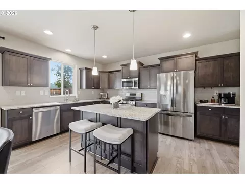 Kitchen - 5286 Squirrel St, Springfield, OR 97478 photo 1 of 9