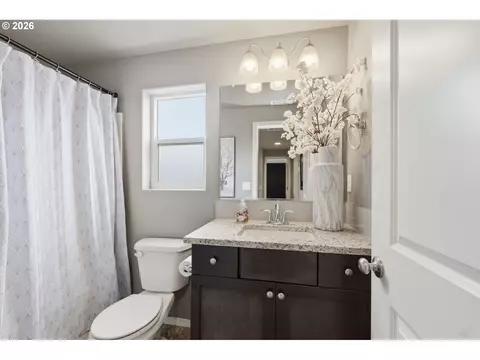 Bath - 5286 Squirrel St, Springfield, OR 97478 photo 6 of 6