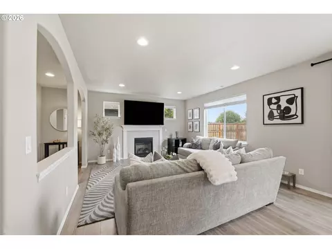 Living - 5286 Squirrel St, Springfield, OR 97478 photo 1 of 2