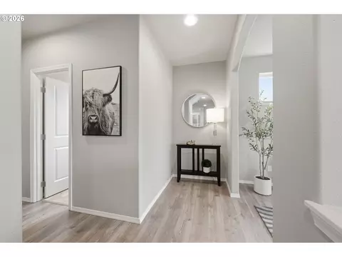 Entry Way - 5286 Squirrel St, Springfield, OR 97478 photo 5 of 6
