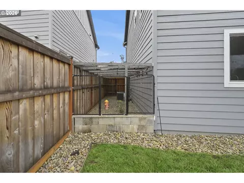 Exterior - 5286 Squirrel St, Springfield, OR 97478 photo 7 of 9