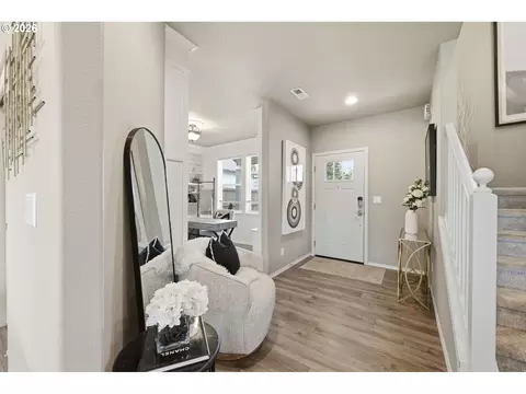 Entry Way - 5286 Squirrel St, Springfield, OR 97478 photo 3 of 6