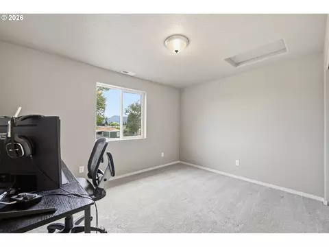 Bedroom - 5286 Squirrel St, Springfield, OR 97478 photo 5 of 5