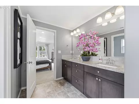 Bath - 5286 Squirrel St, Springfield, OR 97478 photo 5 of 6