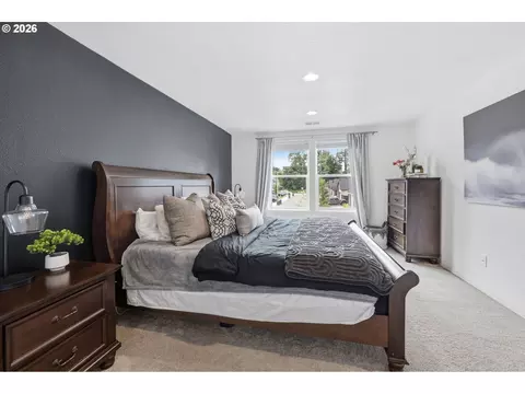 Bedroom - 5286 Squirrel St, Springfield, OR 97478 photo 2 of 5