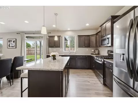 Kitchen - 5286 Squirrel St, Springfield, OR 97478 photo 3 of 9