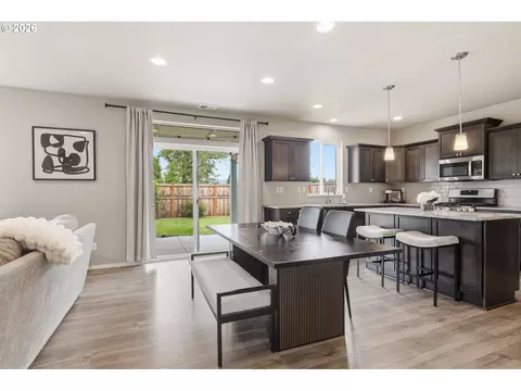 Kitchen - 5286 Squirrel St, Springfield, OR 97478 photo 8 of 9