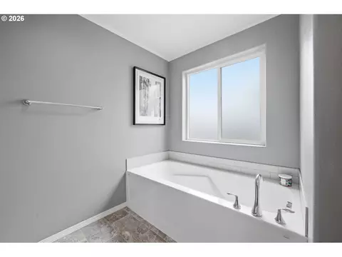 Bath - 5286 Squirrel St, Springfield, OR 97478 photo 3 of 6