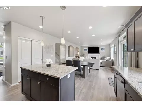 Kitchen - 5286 Squirrel St, Springfield, OR 97478 photo 5 of 9