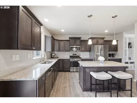Kitchen - 5286 Squirrel St, Springfield, OR 97478 photo 6 of 9