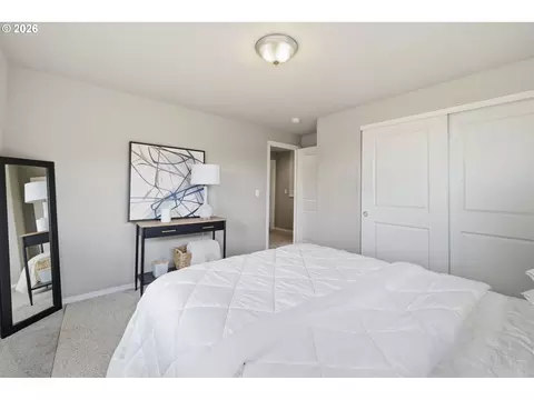 Bedroom - 5286 Squirrel St, Springfield, OR 97478 photo 4 of 5