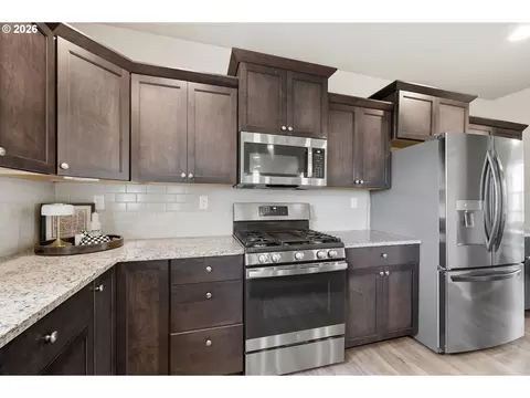 Kitchen - 5286 Squirrel St, Springfield, OR 97478 photo 4 of 9