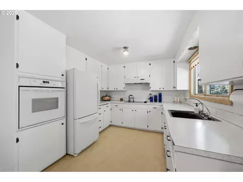 Kitchen - 1522 Russet Dr, Eugene, OR 97401 photo 3 of 3